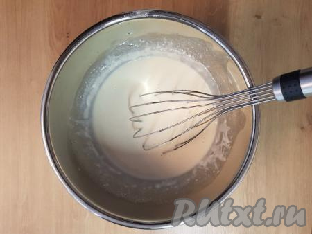 По консистенции тесто получится не совсем жидким, но и не густым, напоминающим обычное блинное тесто.