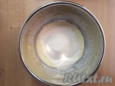 Затем, всыпав разрыхлитель и просеянную муку,&nbsp;перемешать тесто венчиком до однородности.