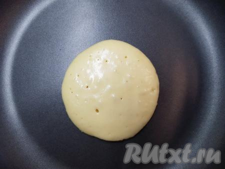 На среднем огне жарить панкейк до появления на поверхности характерных дырочек.