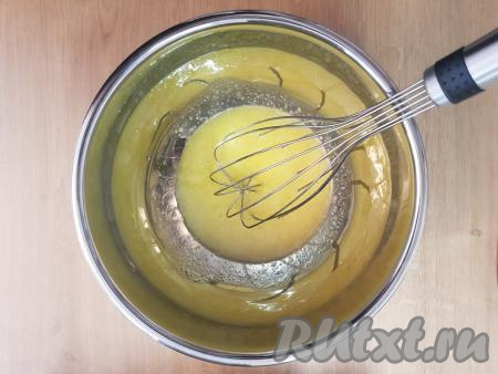 Венчиком тщательно перемешать ингредиенты между собой до однородной массы.