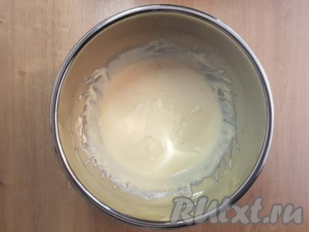 Тесто для приготовления панкейков получится похожим по консистенции на в меру густую сметану.