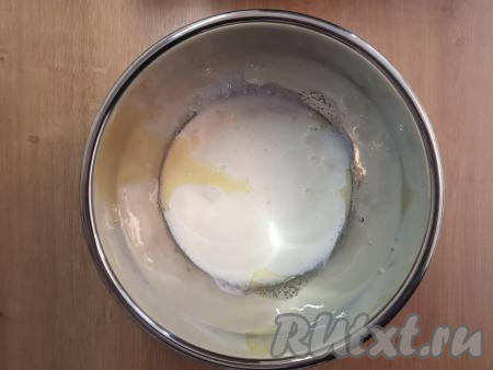 Питьевой йогурт достать из холодильника, налить в пригодную для микроволновки глубокую ёмкость и подогреть в течение 1 минуты при мощности 800 Вт. В миску к яично-сахарной смеси влить тёплый йогурт.