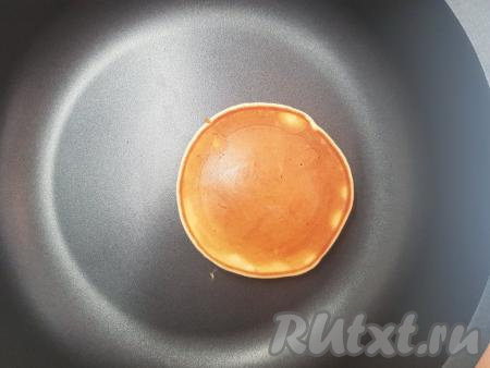 Далее панкейк перевернуть, жарить ещё около 1 минуты на среднем огне (до зарумянивания с другой стороны), а затем переложить на тарелку. 