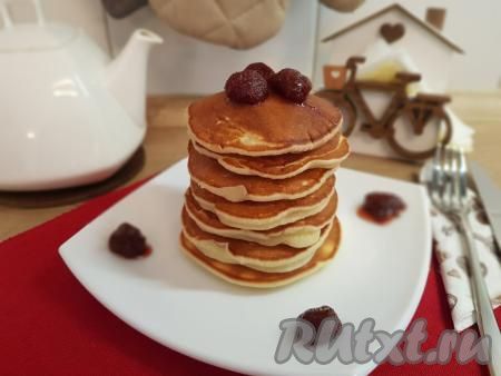 Таким образом пожарить на сухой сковороде все панкейки.&nbsp;Вкуснейшие, нежные, пышные панкейки, приготовленные на питьевом йогурте, полить вареньем, мёдом и подать к столу в тёплом виде к чашечке чая или кофе.