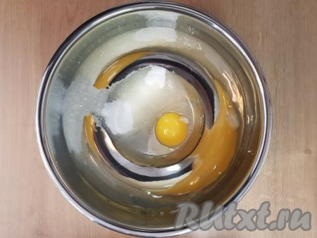 Разбить в достаточно глубокую миску яйцо, всыпать сахар и щепотку соли, влить подсолнечное масло.
