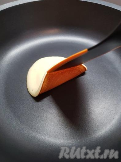 Если сомневаетесь в степени готовности панкейка, его следует аккуратно приподнять лопаткой. Снизу панкейк должен быть румяного цвета.