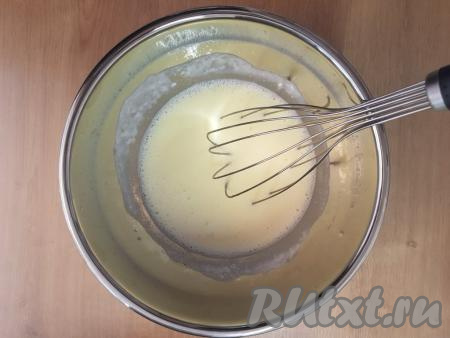 Содержимое миски перемешать венчиком до однородности.