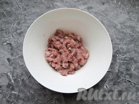 Нарезать 400 грамм мякоти индейки на небольшие кусочки (чем мельче, тем лучше).