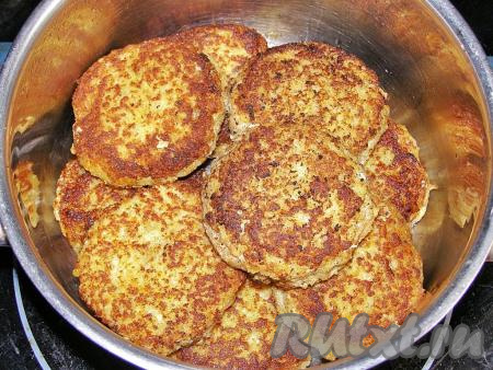 Обжаренные котлеты перекладываем в небольшую кастрюлю, доливаем,&nbsp;примерно, 50 мл воды, накрываем крышкой, даём воде закипеть, а затем на среднем огне пропариваем котлетки минут 5-10.