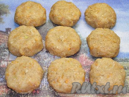 Смачиваем руки холодной водой и из приготовленного фарша формируем круглые (или овальные) котлеты.