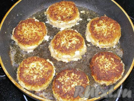 Аккуратно переворачиваем рыбные котлеты и также, около 3 минут, обжариваем их с другой стороны.