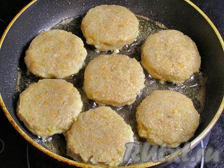 В сковороде на сильном огне разогреваем подсолнечное масло и выкладываем котлеты. Жарим около 3 минут (до появления золотистой корочки).