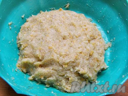 Хорошо перемешиваем все ингредиенты, чтобы рыбный фарш получился однородным.
