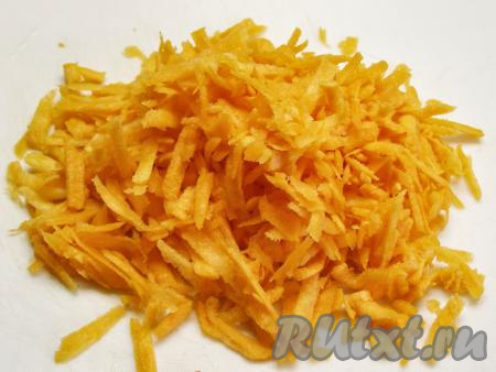 Морковь моем, чистим и натираем на тёрке с крупными отверстиями.