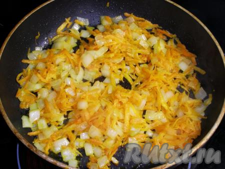 Выкладываем подготовленные лук с морковкой на сковороду, разогретую с подсолнечным маслом, обжариваем до мягкости  на среднем огне (на это потребуется 5-7 минут), затем убираем с огня.