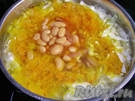 Когда картофель сварится, вынимаем из кастрюли лавровые листья, веточки и коренья (если вы их добавляли), кладём в кастрюлю с картофелем нарезанную капусту, сразу добавляем обжаренные лук с морковью, консервированную фасоль. При необходимости, можно долить немного горячей кипячёной воды и посолить по вкусу.