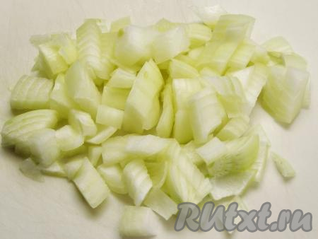 Пока варится картофель, приготовим зажарку для щей, для этого очищенную луковицу нарезаем кубиками.
