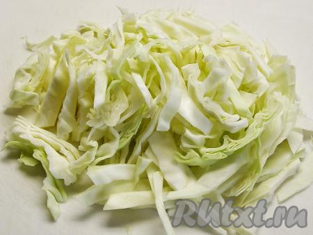 С капусты удаляем верхние повреждённые листья и шинкуем её полосочками толщиной около 5 мм.
