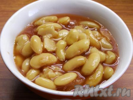 Для приготовления этих щей можно взять как красную, так и белую консервированную фасоль в собственном соку или в томате. Если у вас фасоль в собственном соку, то этот сок желательно слить. По желанию, в фасоль можно добавить 1-2 столовые ложки томатной пасты.