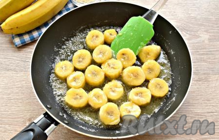 Жарим бананы в карамели с двух сторон на небольшом огне (примерно, по 1 минуты с каждой стороны). Бананы должны стать мягкими, но при этом они должны хорошо держать форму.