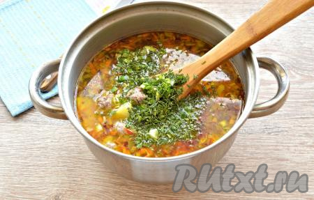 В готовый суп добавить измельчённую зелень и специи, дать закипеть и сразу снять с огня.