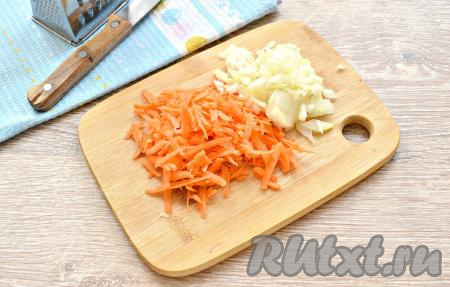 Натереть небольшую морковь на крупной тёрке, нарезать половину луковицы на мелкие кусочки.