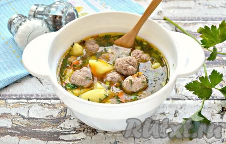 Аппетитный, сытный картофельный суп с мясными фрикадельками разлить по тарелкам и подать к столу. Блюдо получается очень вкусным, поэтому его неизменно с удовольствием едят и детки, и взрослые.
