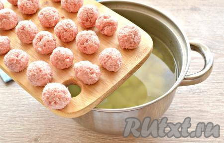 Когда картофель сварится до полуготовности, выложить в кастрюлю фрикадельки, перемешать, дать закипеть, а после этого варить суп на умеренном огне минут 10.