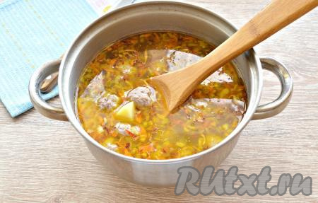 По прошествии 10 минут выложить в картофельный суп с фрикадельками обжаренные овощи и проварить ещё минут 5.