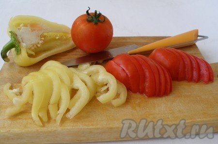 Помидоры и перец нарезать полукольцами.
