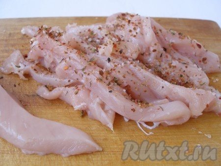 Куриное филе нарезать тонкими полосками, посолить и посыпать специями.

