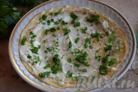 Укроп, петрушку и зелёный лук нарезаем мелко и посыпаем блинчик, смазанный&nbsp;сыром, измельчённой зеленью.