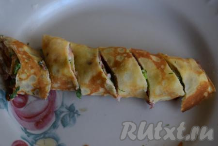 Свёрнутый блинчик нарезаем наискосок на кусочки шириной по 2-3 см.