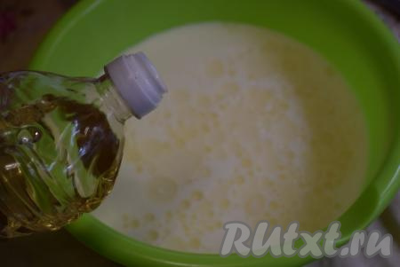 Вливаем в миску молоко и растительное масло.