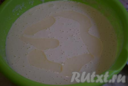 Даём блинному тесту постоять минут 10-15, для того чтобы клейковина муки набухла.