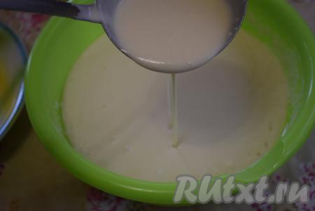 Тесто должно получиться тягучим, похожим по консистенции на сгущённое молоко.