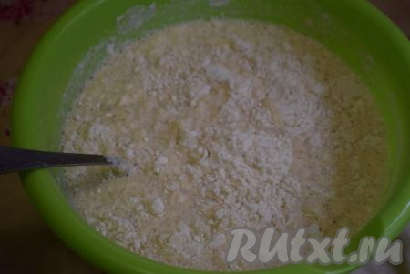 Всыпаем муку, её&nbsp;количество может быть разным, так что смотрите по консистенции. Сначала добавляем 10 столовых ложек муки и тщательно перемешиваем, далее постепенно добавляем муку, пока у нас не получится тесто средней густоты. Перемешиваем тесто при помощи погружного блендера или миксера.