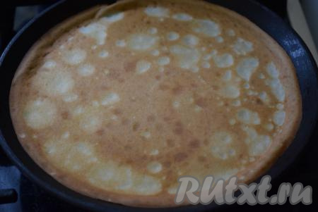 Разогреваем сковороду,&nbsp;перед первым блинчиком смазываем её&nbsp;растительным маслом. Выливаем часть теста на раскалённую сковороду и выпекаем каждый блин на среднем огне с двух сторон до румяности (примерно, по 1-2 минуты с каждой стороны). Перед выпечкой каждого блина тесто обязательно перемешиваем.