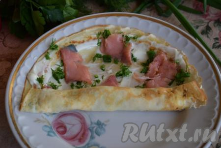 Далее блинчик сворачиваем рулетиком.