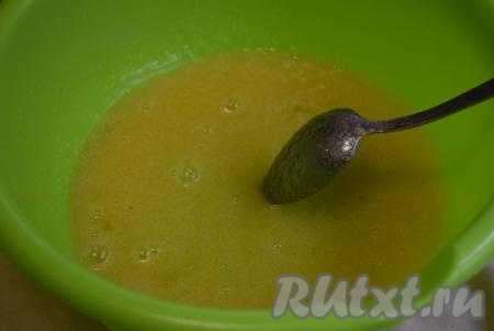 Вначале замесим блинное тесто, для этого яйца разбиваем в глубокую миску и добавляем к ним соль и&nbsp;сахар, перемешиваем до однородности.