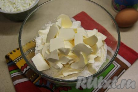 Добавить кусочки холодного сливочного масла.