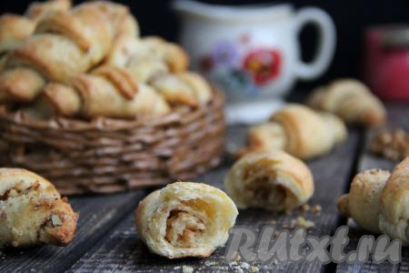 Вот так выглядит эта выпечка в разломе. Благодаря творогу в тесте, рогалики получаются нежными и воздушными, а корица и орехи делают их очень ароматными.