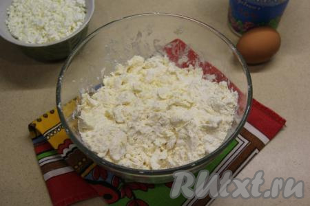 Перетереть массу в крошку руками.