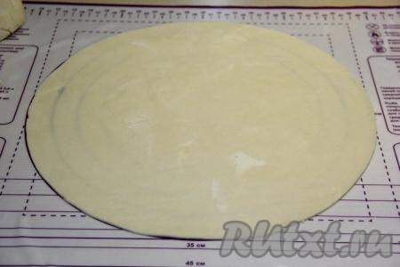 Творожное тесто разделить на две части. На припылённой мукой поверхности каждую часть теста раскатать в тонкий круг. Тесто очень пластичное и удобное в работе.