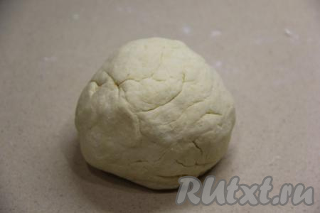 Замесить нежное, эластичное творожное тесто. Если тесто будет сильно липнуть к поверхности и рукам, припылите его немного мукой. Получившееся творожное тесто положить в пакет и убрать в холодильник на час.