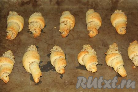 Выпекать творожные рогалики при температуре 180 градусов минут 15 (до золотистого цвета).