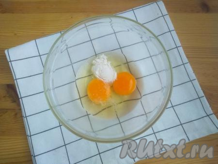 Добавить соль и разрыхлитель, перемешать яичную массу венчиком до однородности.