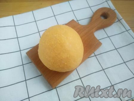 Тесто скатать в шар, завернуть в пищевую плёнку и оставить при комнатной температуре на 7-10 минут.