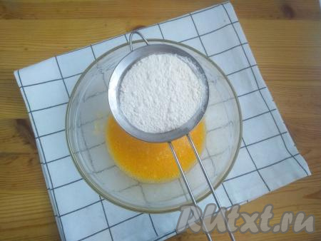 Всыпать просеянную муку и замесить мягкое, не липкое тесто.