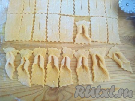 Через надрез вывернуть одну из частей прямоугольника, придав ему форму хвороста.